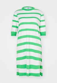 Abito a t-shirt a righe verdi e bianche con collo rotondo, maniche corte e spacchi laterali. Realizzato in un tessuto morbido e leggero.