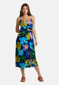 Florales Maxikleid mit lebendigen blauen, grünen und lila Mustern, mit Spaghetti-Trägern und einem seitlichen Schlitz, aus leichtem Stoff.