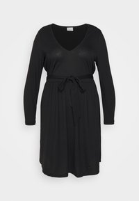 Vestido preto de manga longa com decote em V, corpete ajustado e cintura cingida por um cinto. Confeccionado em um tecido liso e leve, com uma saia fluida.