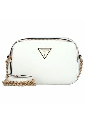 Kleine rechthoekige witte Guess crossbodytas met gouden kettingriem en een rits bovenaan, met een driehoekig Guess-logo aan de voorkant.