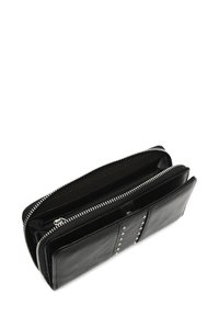 Portafoglio in pelle nera con chiusura a zip, dotato di più scomparti, dettagli con borchie e una texture liscia.