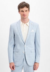 Helleblaue kariertes Anzug mit einer taillierten Passform, ausgestattet mit einem Reverskragen, zwei Knöpfen und einem kontrastierenden weißen Taschentuch. Getragen über einem beigen Polohemd.