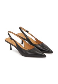Fekete bőr slingback magassarkú cipők hegyes orral, karcsú közepes sarokkal és bézs talpbetéttel. Állítható pánttal és minimalista dizájnnal rendelkezik.