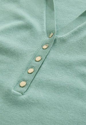 Világoszöld kötött felső, V-nyakkal és öt aranyszínű gombbal az elején, sima textúrával és bordázott széllel.