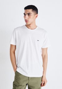 Lee - SS PATCH LOGO TEE - T-shirt basic - white Miniatuurafbeelding 1