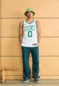 Nike Performance BOSTON CELTICS JAYLEN BROWN  - Klub merchandise - white