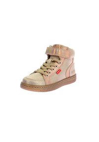Zapatilla alta en tonos dorados y rosas, con una textura brillante, cordones y una correa de velcro. Suela de goma texturizada con detalle del logo.