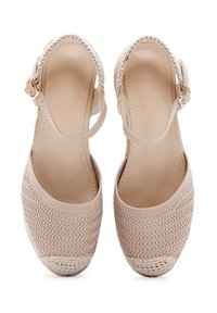Espadrillas in tessuto beige con motivo a zigzag, cinturino elastico e dettaglio sulla punta intrecciato. Design con tallone chiuso. Texture liscia e morbida.