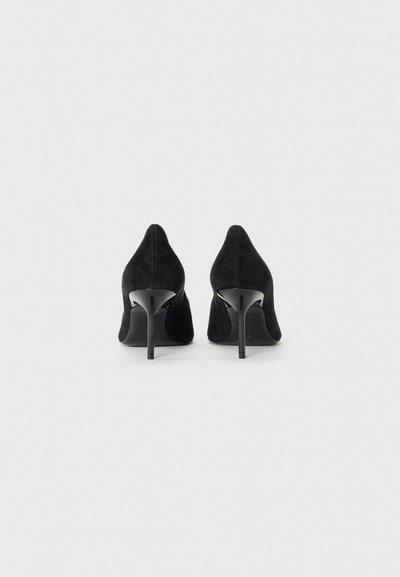 Črne usnjene visoke pete z ostro špicasto konico in ukrivljenim oblikovanjem, ki imajo elegantno črno stiletto peto. Gladka tekstura in minimalistični stil.