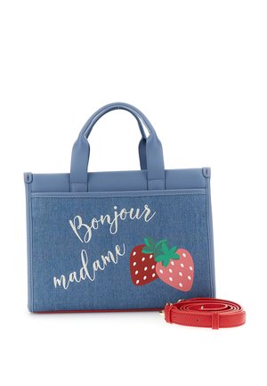 Borsa blu con testo "Bonjour madame", illustrazione di due fragole e tracolla rossa staccabile arrotolata accanto.