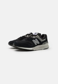 Černé a šedé tenisky s vrchní částí z nubuku a síťoviny, kontrastním stříbrným logem, šněrovacím designem a gumovou podešví.