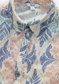 Next MINI BRODERIE SHORT SLEEVE TIE WAIST - Tričkové šaty - pink and teal blue vintage floral print