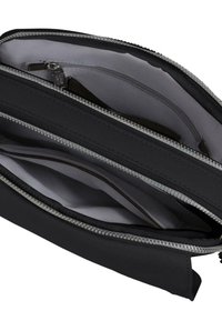 Pochette da viaggio nera con più scomparti, dotata di chiusure con zip argentee e fodera interna liscia. Design funzionale e lineare.
