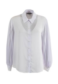 Blusa color lavanda chiaro con colletto classico, chiusura frontale con bottoni e maniche lunghe plissettate. Realizzata in tessuto liscio con una finitura leggermente lucida.