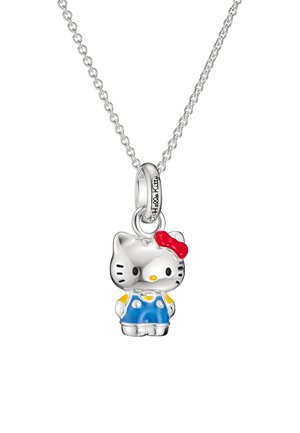 Silberne Halskette mit einem Hello Kitty Anhänger, der eine rote Schleife, blaue Latzhosen und ein gelbes Hemd trägt.