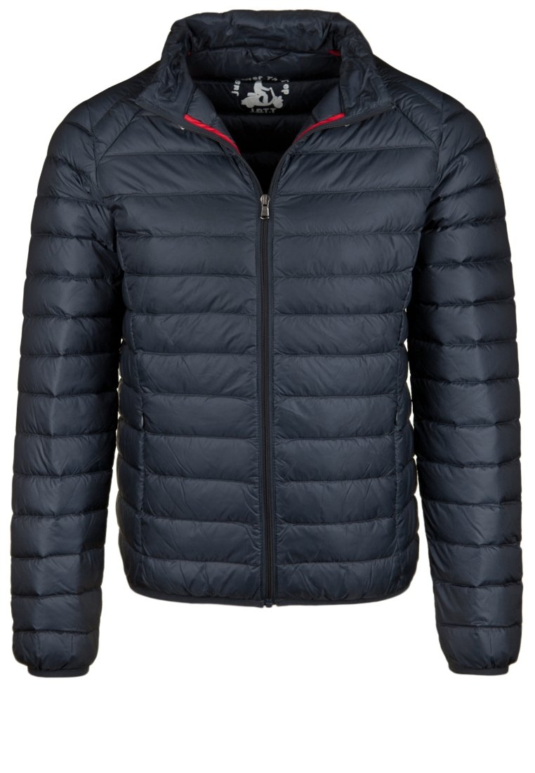 Giacca puffer blu navy con design trapuntato, colletto alto e cerniera frontale. Presenta dettagli rossi lungo il colletto per un contrasto. Materiale leggero.