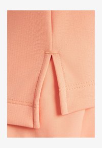 Unselected, apricot agate white