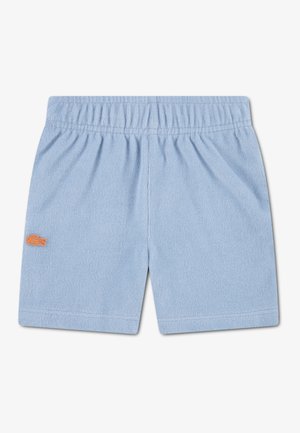 Shorts bleu clair en tissu texturé, avec une taille élastique et un logo orange sur le côté gauche.