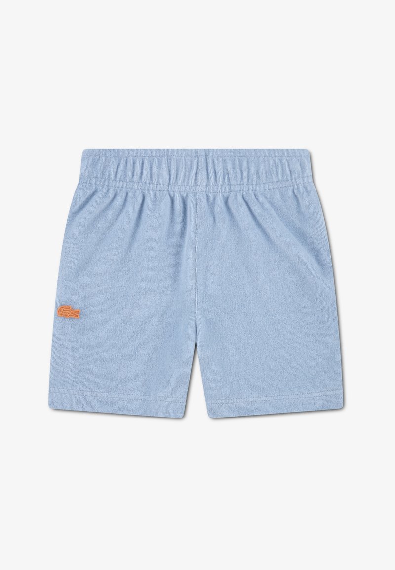 Shorts bleu clair en tissu texturé, avec une taille élastique et un logo orange sur le côté gauche.