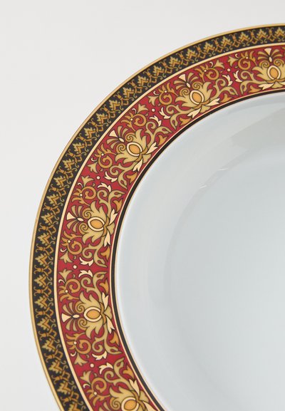 Prato de porcelana branca com uma borda espessa de padrão floral em vermelho, dourado e preto; detalhes intrincados e acabamento brilhante.