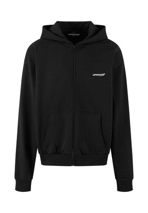 Čierna mikina s kapucňou na zips vyrobená z m�äkkej tkaniny. Má predné vrecko, ribbované manžety a biele logo "UPSCALE" na ľavom prsníku.
