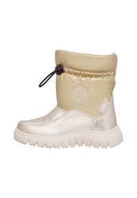 Stivale invernale beige e metallico per bambino, con parte superiore imbottita, patch rotondo con logo e suola spessa e testurizzata, fissato da un cordino di regolazione nero.