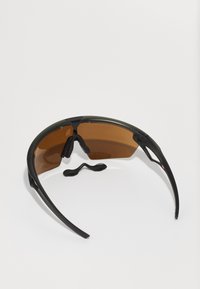 Sportsonnenbrille mit dunkelgrünem Rahmen, braun getönten Gläsern und Gummibügeln. Leichtes Design mit geschwungener Form.