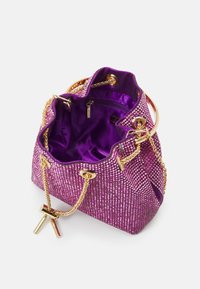 Violetti kimalteleva käsilaukku, jossa on kultaketjuolkaimet, teksturoitu pinta ja kiiltävä sisustus. Varustettu vetoketjupussilla ja koristeellisilla lukkoaksenteilla.