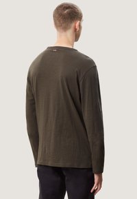 Langärmliges olivgrünes T-Shirt aus weichem Stoff, mit Rundhalsausschnitt und einem Etikett auf der Rückseite. Schlichtes und funktionales Design.