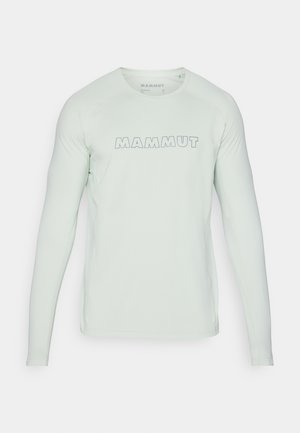 Miękki, zielony shirt z długim rękawem, wykonany z elastycznej tkaniny, z okrągłym dekoltem i wyraźnym logo "MAMMUT" z przodu w kontrastowym kolorze.
