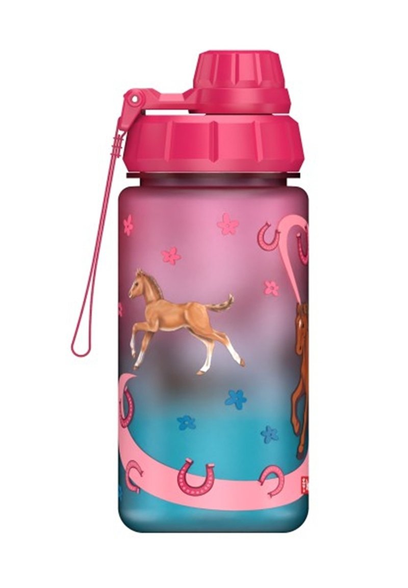 Rosa Wasserflasche aus Kunststoff mit Schraubdeckel, die Pferdeillustrationen, Hufeisen und Blumenmuster auf einem gradienten blauen Hintergrund zeigt.