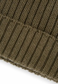 Berretto lavorato a maglia verde oliva con texture a coste, dotato di risvolto e un aspetto morbido e voluminoso del filato.