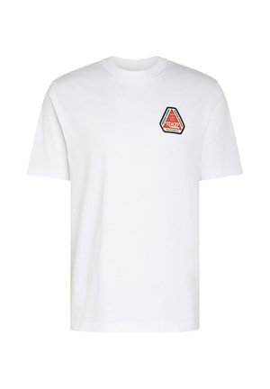 Weißes kurzärmeliges T-Shirt mit einem kleinen roten, schwarzen und weißen dreieckigen Logo auf der linken Brust, auf dem "NH27 HULKENBERG" steht.