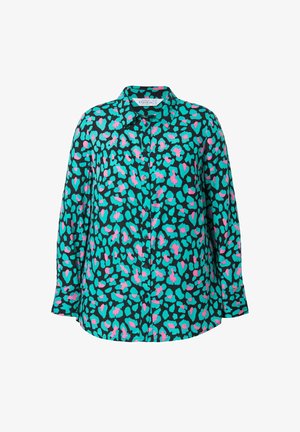 Camisa de botón con un estampado de leopardo turquesa y rosa sobre un fondo negro; mangas largas y cuello clásico.