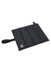 Černý, polstrovaný obdélníkový polštář s skládacími liniemi a rukojetí, vyrobený z hladkého materiálu. Obsahuje výrazné logo v rohu.