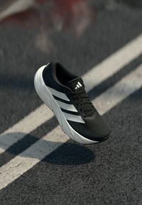 Sélectionné, core black/cloud white/grey six