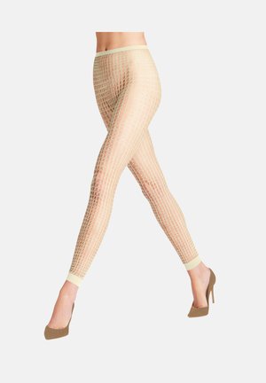 Gambe che indossano leggings beige trasparenti con motivo e scarpe marroni con tacchi alti, mostrati su sfondo bianco.