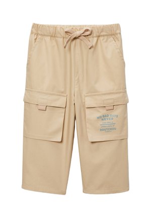 Short cargo beige longueur genou avec taille élastique, cordon, poches latérales et texte imprimé sur le rabat de la poche droite.