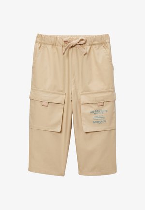 Short cargo beige longueur genou avec taille élastique, cordon, poches latérales et texte imprimé sur le rabat de la poche droite.