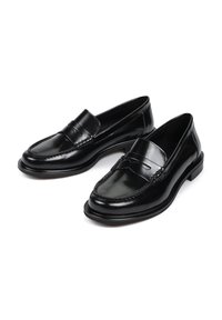 Czarne skórzane mokasyny z wykończeniem ze szwem i niskim obcasem. Błyszczące wykończenie z szerokim paskiem na wierzchu stopy.