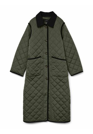 Duga maslinasto zelena quilted jakna s crnim ovratnikom, zatvaranje na dugmad, dva prednja džepa i crne obrube na rukavima i rubu.