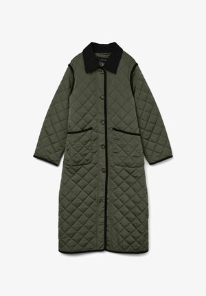 Manteau matelassé long vert olive avec col noir, fermeture à boutons, deux poches avant et finitions noires aux manches et à l'ourlet.
