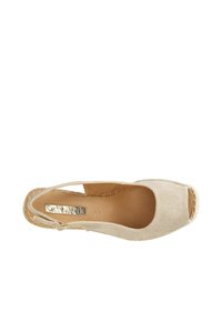 Beige espadrill-sandal med öppen tå, tillverkad av texturerat tyg, med urklippta sidor och en sula insvept i jute. Brunt läderinlägg.