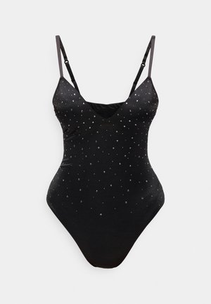 Schwarzer ärmelloser Body mit verstellbaren Trägern, tiefem V-Ausschnitt und kleinen verstreuten silbernen Nieten auf der Vorderseite.