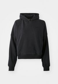 Sudadera con capucha negra de diseño corto, hecha de material suave, con mangas raglán y un logotipo sutil en el pecho.