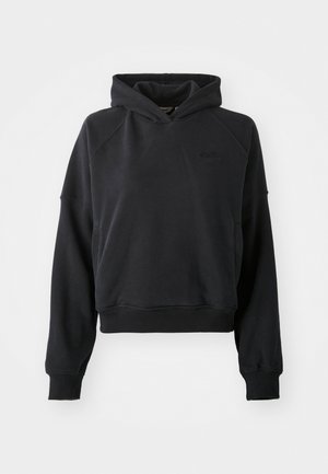 Črna mikica s kapuco s skrajšano zasnovo, izdelana iz mehkega materiala, z raglan rokavi in diskretnim logotipom na prsih.