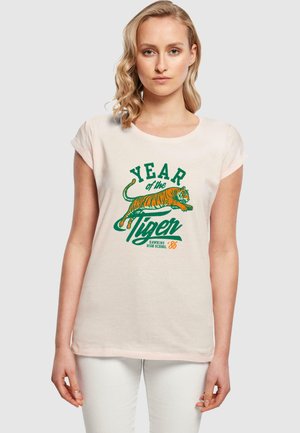 STRANGER THINGS HAWKINS YEAR OF THE TIGER 86  - T-Shirt print - pink