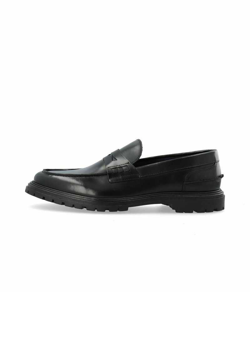 Mocassins en cuir noir avec un design bas, des accents texturés, une semelle flexible et un léger talon surélevé pour l'adhérence et le confort.