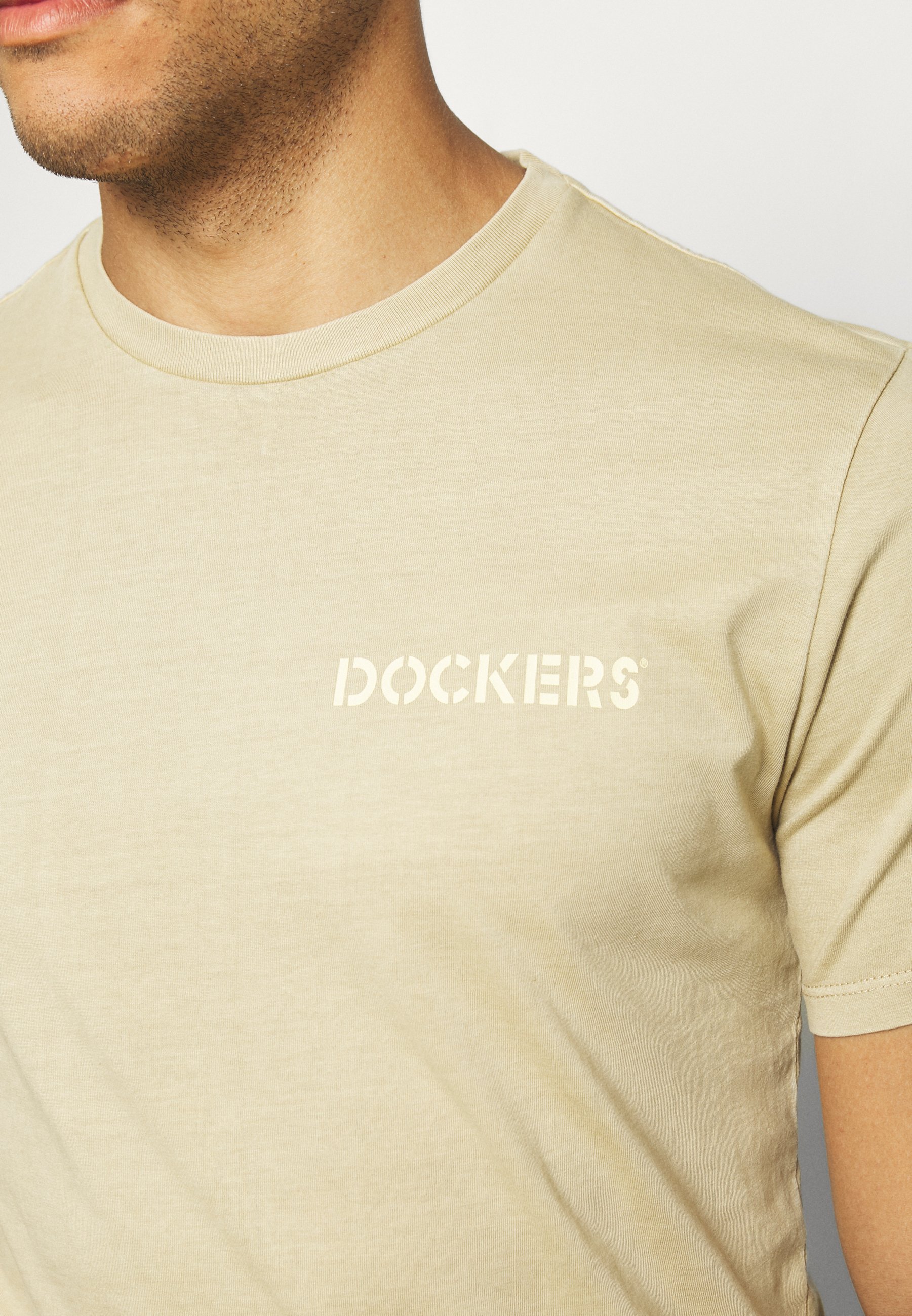 DOCKERS SUSTAINABLE TEE T shirts med print earth taupe DOCKERS LOGO TEE - T-shirts med print - blue petal/red