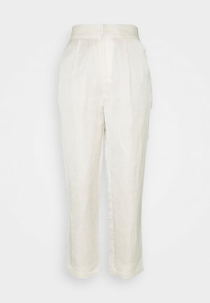Pantalones blancos de talle alto y pierna recta con pliegues delanteros y cierre frontal oculto, mostrados sobre un fondo blanco liso.